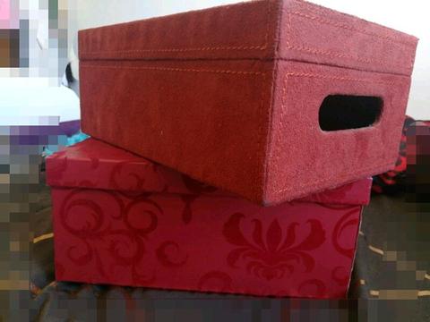 2 red boxes approx. 20x10cm each