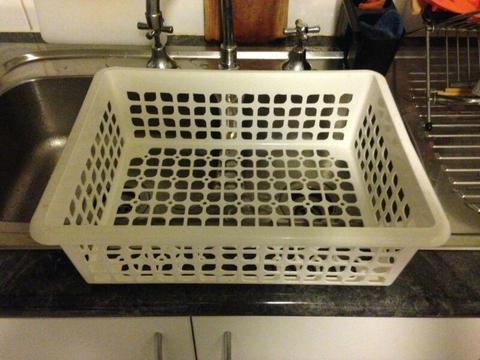 White basket for culteries