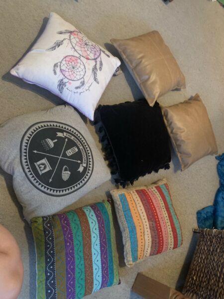 CUSHIONS/PILLOWS