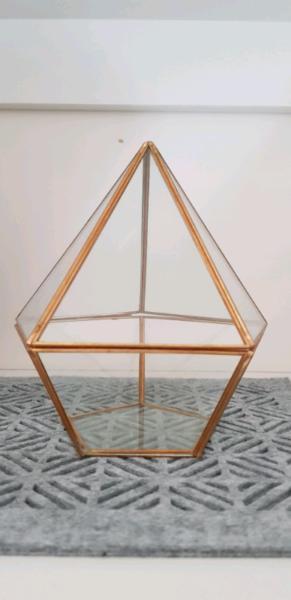 Pyramid prism glass terrarium display box