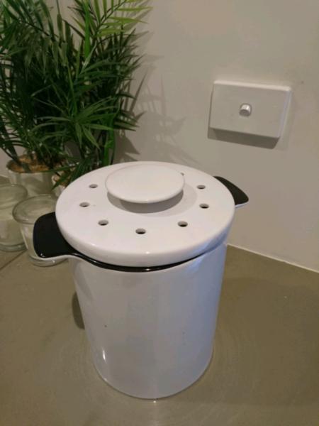 Small Bin with lid