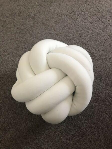 Wanted: Knot cushion