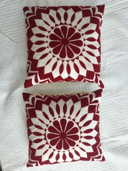 Red and white cushions in great condition x2