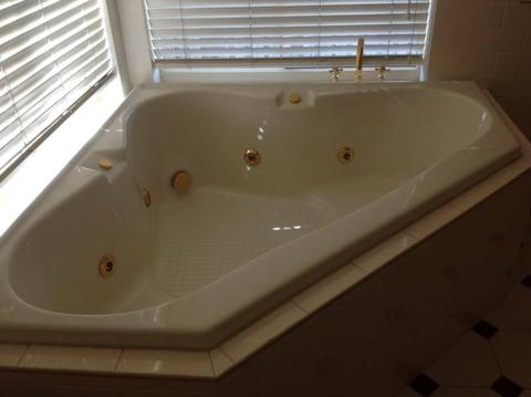 Hibiscus Three Person Ivory Spa