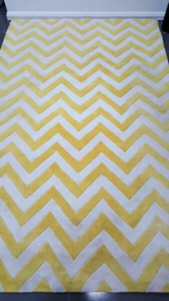Yellow and White Chevron Floor Rug (160cm x 240cm)