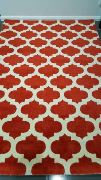 White and Burnt Red City Collection Quatrefoil Lattice Floor Rug