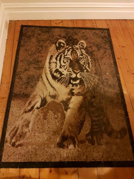 Free rug with Tiger image
