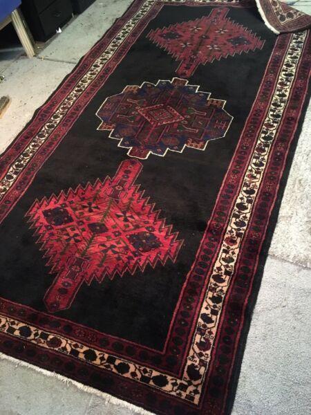 Beautiful handmade wool Persian rug carpet