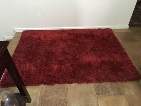 Magenta colour polyester floor rug