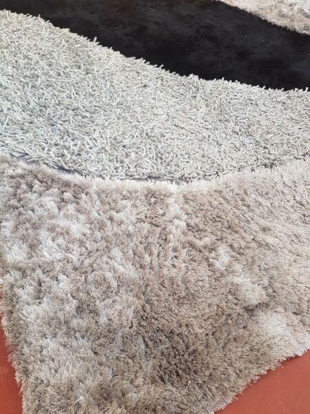MODERN GREY SHAGGY RUG!! LARGE!!! EXCELLENT CONDITION!!!!