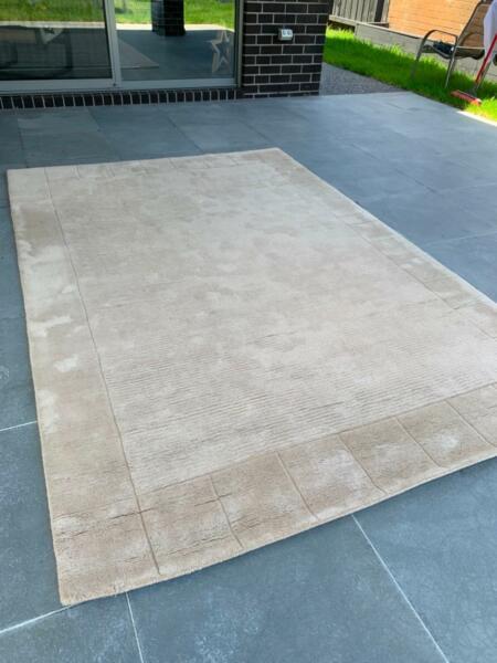 Woolen floor rug - very good condition