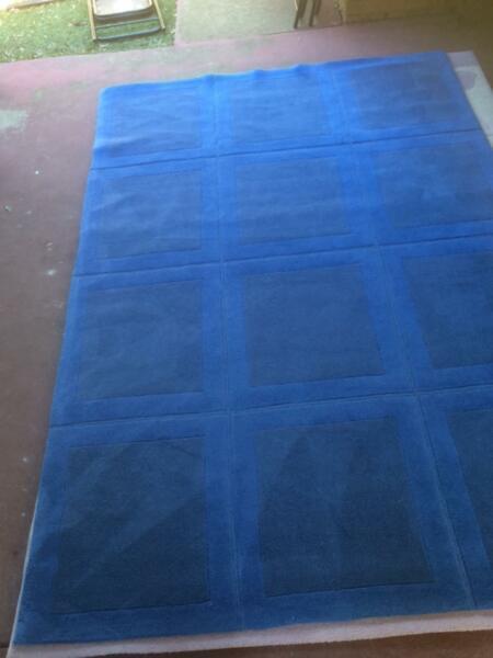 Large Blue Rug 1.8m x 2.8m good condition