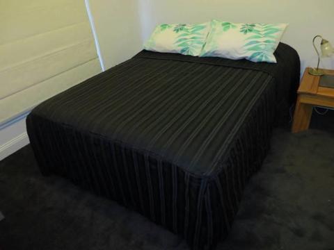 Bedspread Sheridan, tailored, queen bed, damask, black
