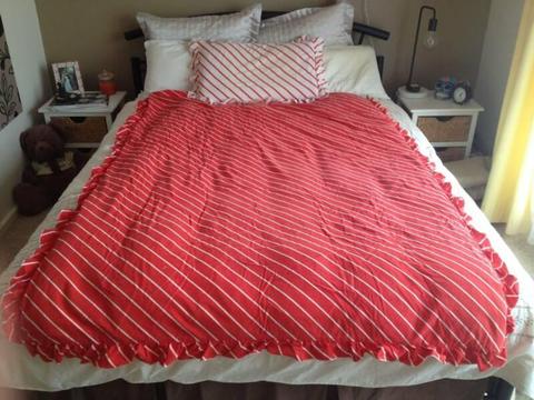 RED WHITE SINGLE DOONA COVER, FITTED & FLAT SHEET, 2 PILLOW SLIPS