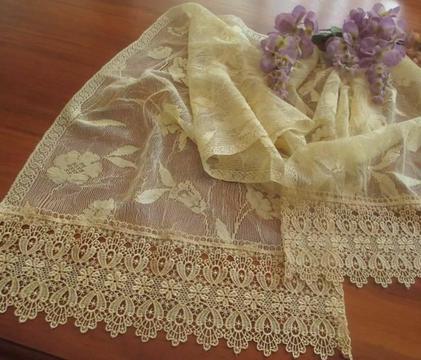 AMERICAN HERITAGE LACE TABLE RUNNER WITH GUIPURE LACE