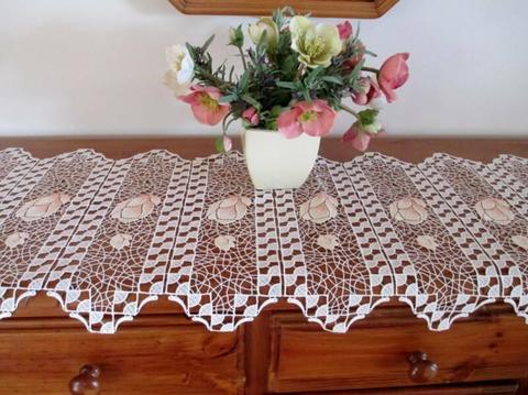 EMBROIDERED PLAUEN LACE TABLE RUNNER