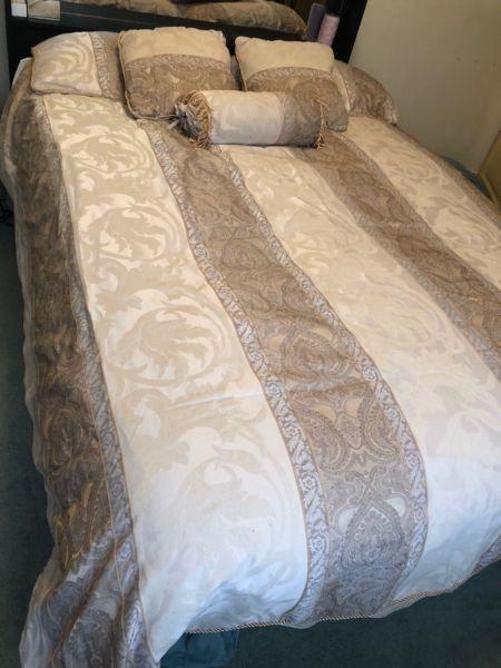 Jacquard QS quilt cover set with 3 pillows & bedskirt!