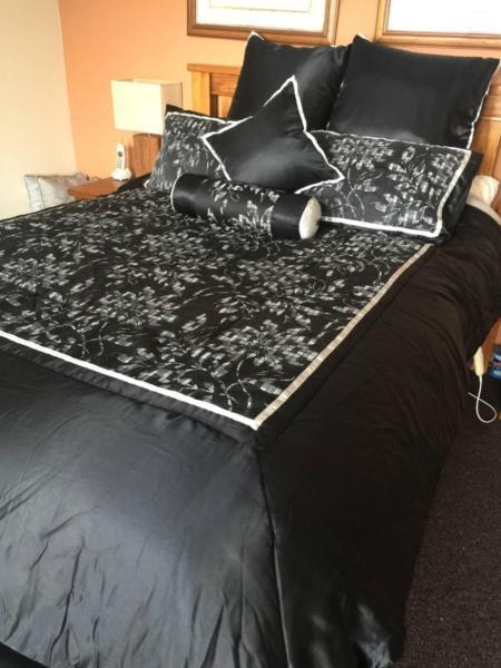 Queen Bed quilt & matching pillow set - black