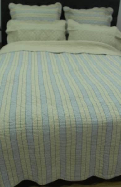 Queen size quilt & 4 pillow cases