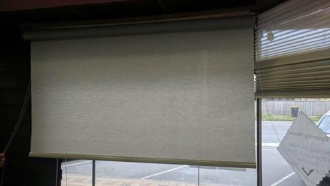 Roller blind hand battery operated