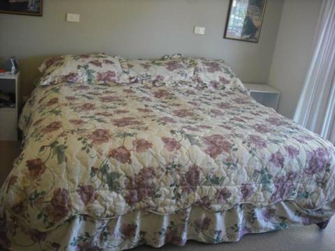 QUEEN SIZE QUILTED BEDSPREAD .LOVELY PATTERN .TIDER THAN A DOONA