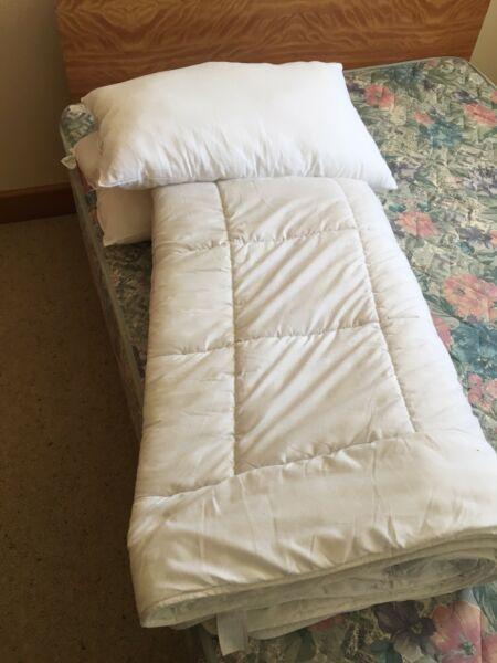 Double bed size doona x 2. Medium pillows x 2