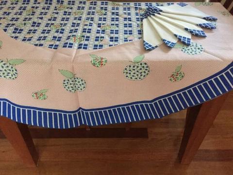Round Tablecloth With 6 Napkins