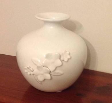 French Provincial Oriental Style Pretty White Decorative Bud Vase