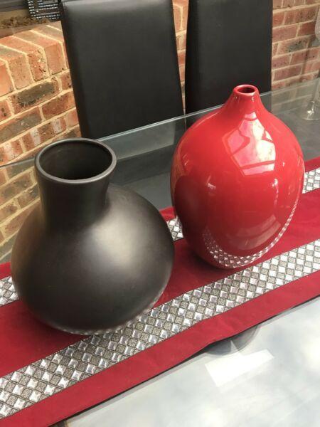 Black and red vases