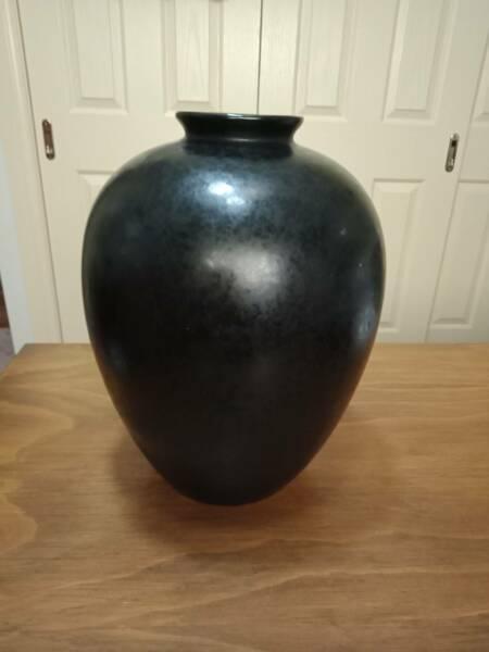 Fashionable Black Vase