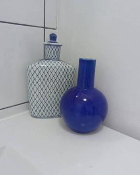 2x Blue and white decorative vases