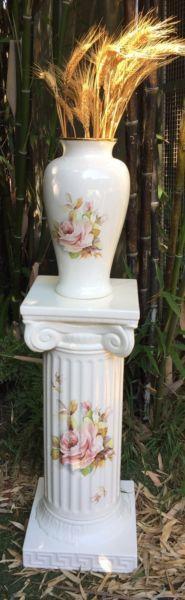 Vase and pedestal. Great condition