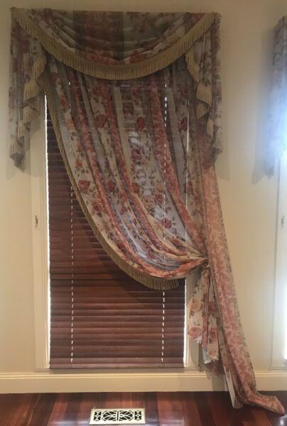 Curtains with matching pelmet