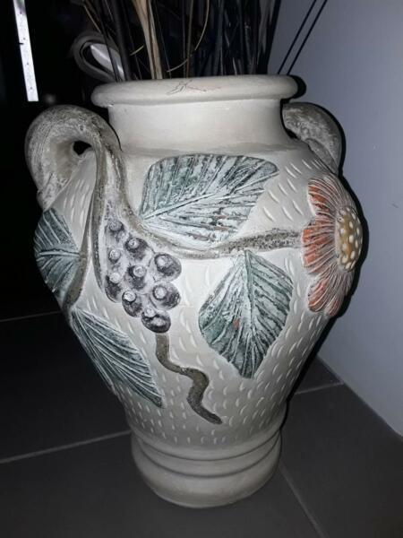 Urn/pot/vase