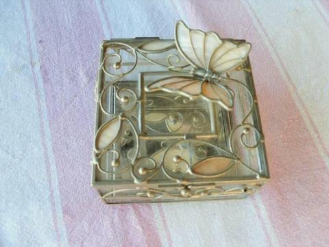 GLASS JEWELLERY BOX WITH BUTTERFLY