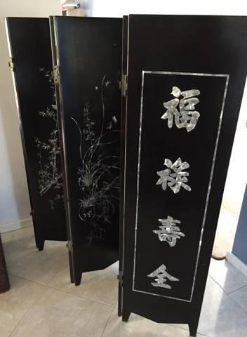 Screen in Great Condition Ornate Chinese Lacquer