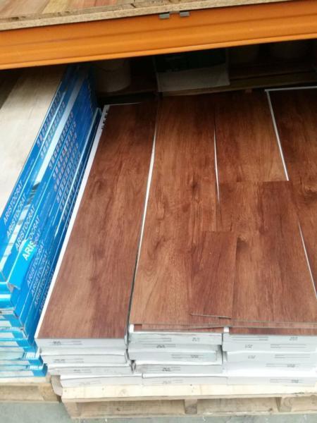 Vinyl plank maxiplank thick loose lay plank
