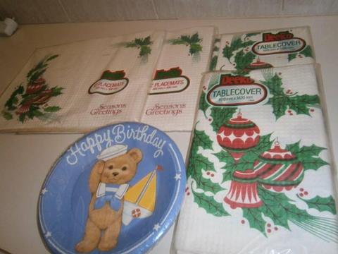 Deeko Christmas Tablecloth & Placemats