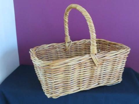 Small cane basket with handle