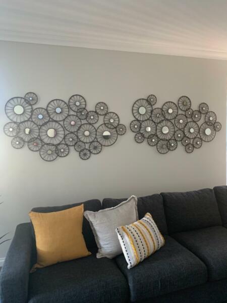 Mirror wall feature