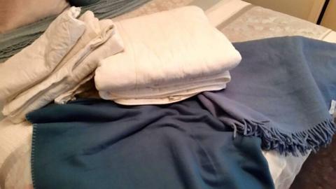 Single bed quilt and pillow protectors