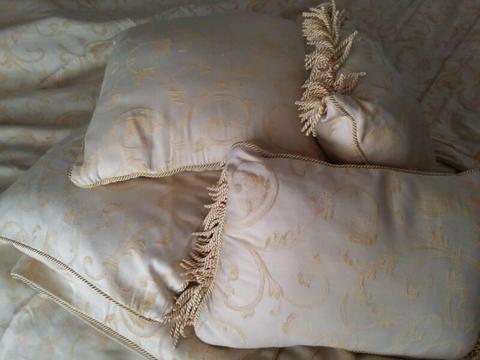 Queen Size Gold Embroidered 9pc Set -Cover Valance 2std 2euro +++
