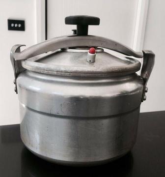 Wanted: Pressure cooker large very good condition