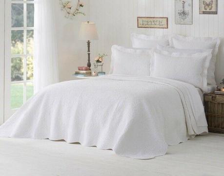 King size quilted bedspread and matching pillows Morgan & Finch Tacita