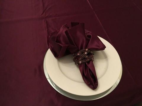 Plum coloured tablecloth, 12 napkins & 12 beaded napkin rings