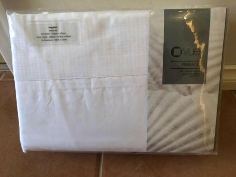 BRAND NEW King size bed sheet set