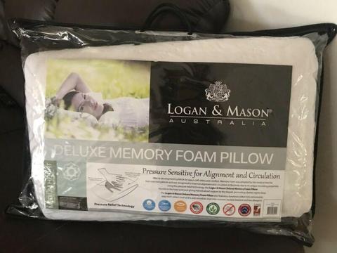 Deluxe memory foam pillow