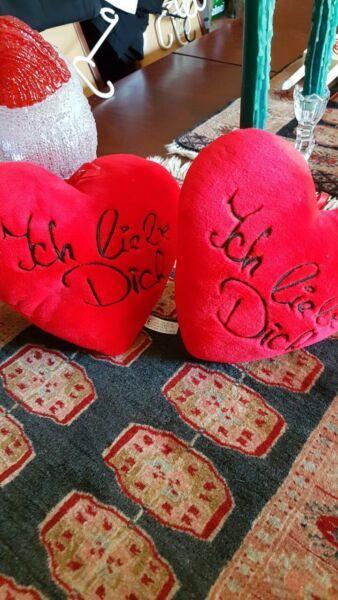 2 heart shaped pillows German I love you