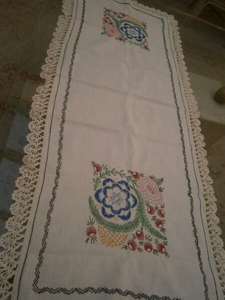 Vintage Embroidery Linen Table Runner With Crochet Border