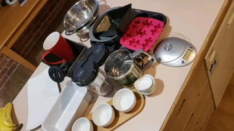 Kitchen package (scales, sifter, pans, trays, etc)